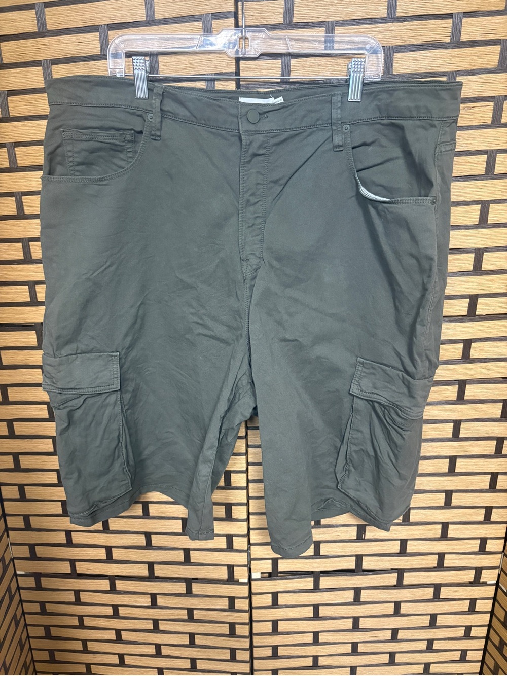Good American fatigue green twill cargo shorts size 16